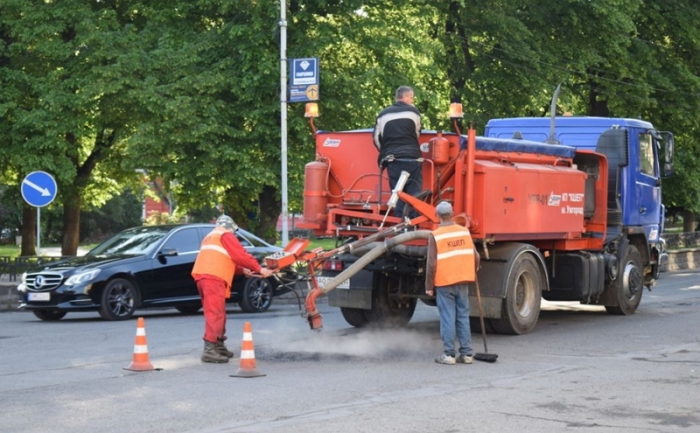 "Пачматік" допомагає ремонтувати площу Шандора Петефі в Ужгороді