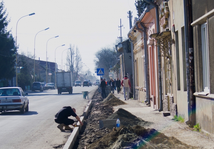На вулиці Гагаріна в Ужгороді стартував капітальний ремонт тротуарів