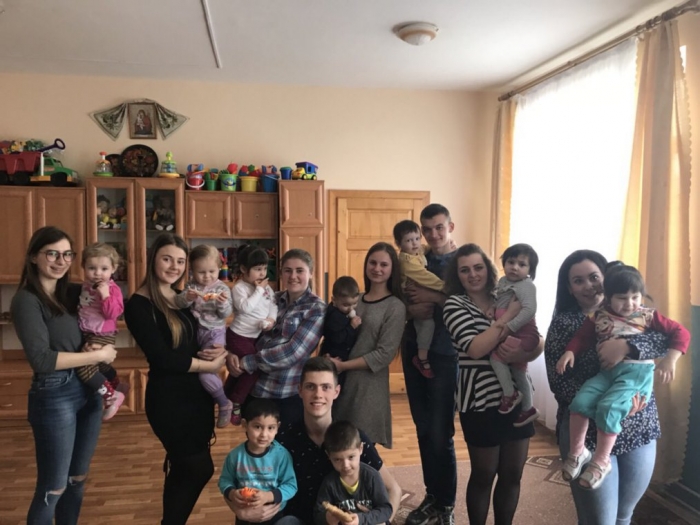 Напередодні Великодніх свят закарпатські студенти відвідали дитячий будинок
