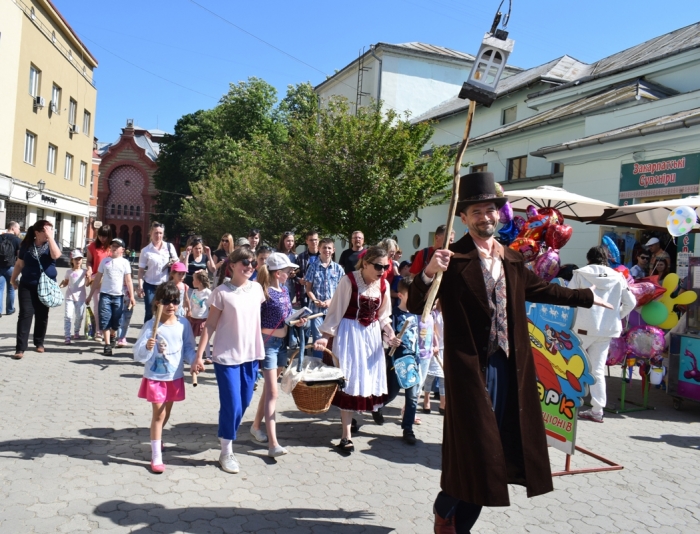 Театралізований туристичний тур «Машина часу» організували в Ужгороді дітям