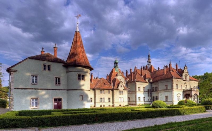 Закарпатський палац Шенборна нараховує 365 вікон, 52 димарі та 12 входів!