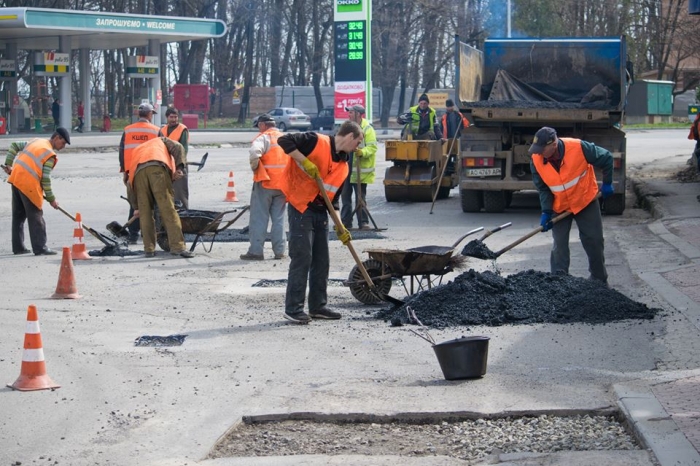 В Ужгороді проводять поточні ремонти доріг