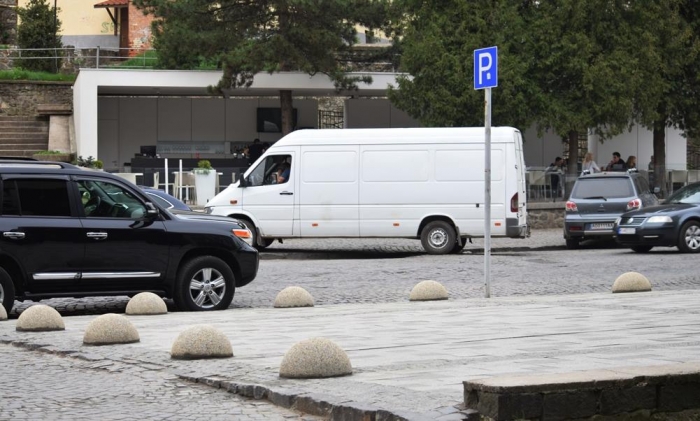 На площі Поштовій в Ужгороді встановили обмежувачі, які не дозволять водіям паркуватися на тротуарі