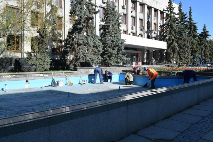 Працівники ужгородського водоканалу продовжують запуск міських фонтанів