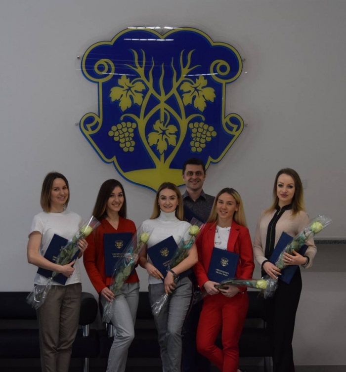 В Ужгородській міськраді нагородили педагогів-хореографів студії сучасного танцю «Бліц»