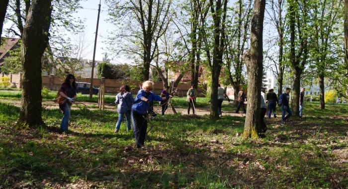 Працівники Ужгородської міськради долучилися до весняного прибирання столиці Закарпаття