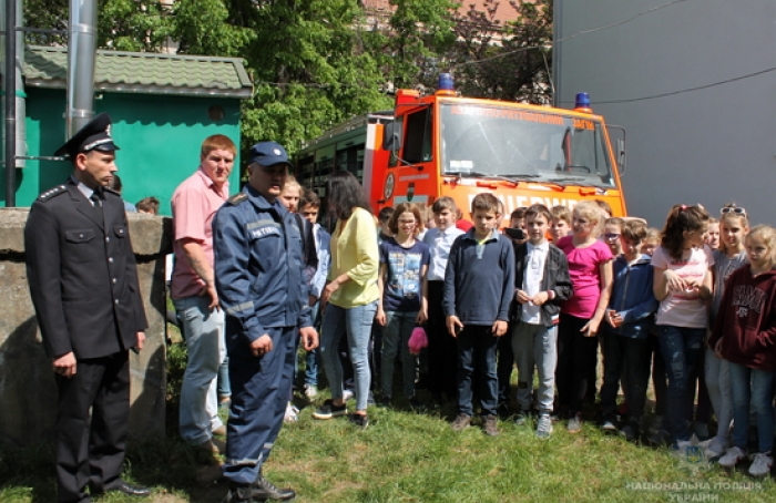 Рятувальники з поліцейськими "відпрацювали" сьогодні 6 навчальних закладів в Ужгороді