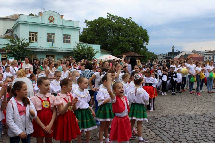 Понад 2000 учасників із 25 творчих колективів Закарпаття сьогодні танцюватимуть в Ужгороді