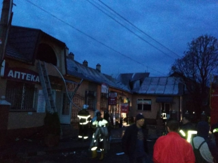 Уночі в Тячеві гасили пожежу в магазині (ФОТО)