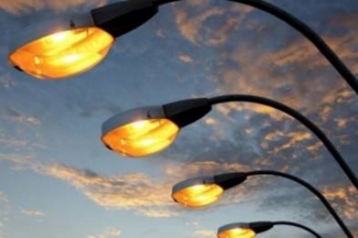 В Ужгороді міняють лампи вуличного освітлення, садять дерева, прибирають вулиці