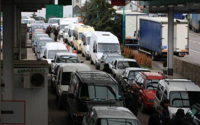У пункті пропуску "Ужгород" скупчилося майже півтори сотні автомобілів