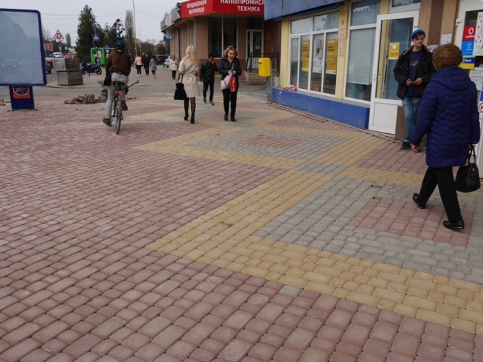 Ремонт тротуару на частині проспекту Свободи в Ужгороді йде до завершення