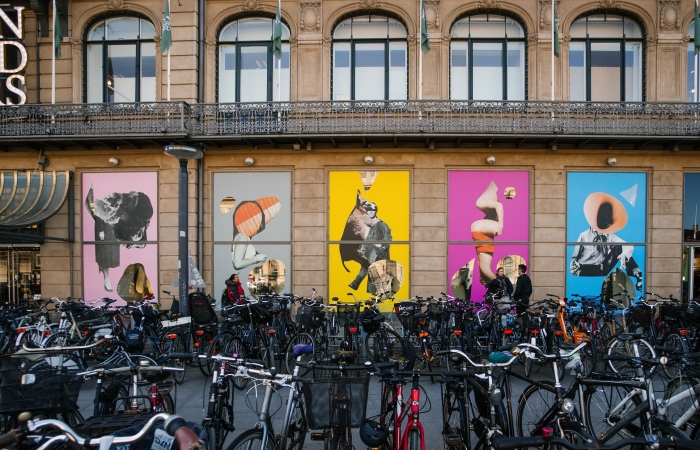 Колажі члена журі "Срібного мольберту” прикрасили вітрини найбільшого універсального магазину Данії