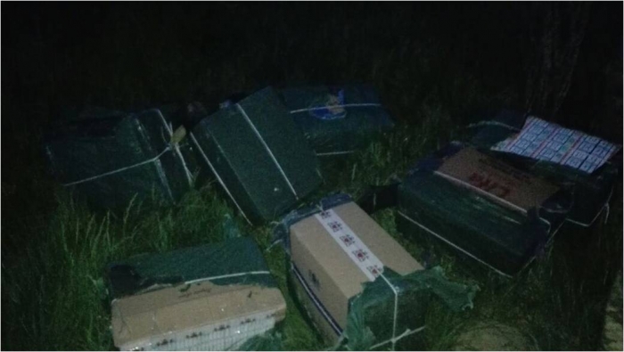 Після втечі контрабандистів біля прикордонної Тиси "зелені кашкети" знайшли 9 пакунків із цигарками