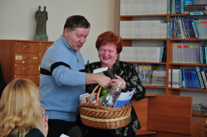 Книги замість крашанок і шовдаря: альтернативний Великодній кошик презентували в Ужгороді