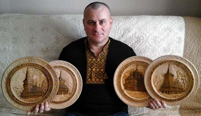 Ужгородський різьбяр планує створити 300 дерев’яних церков на тарелях