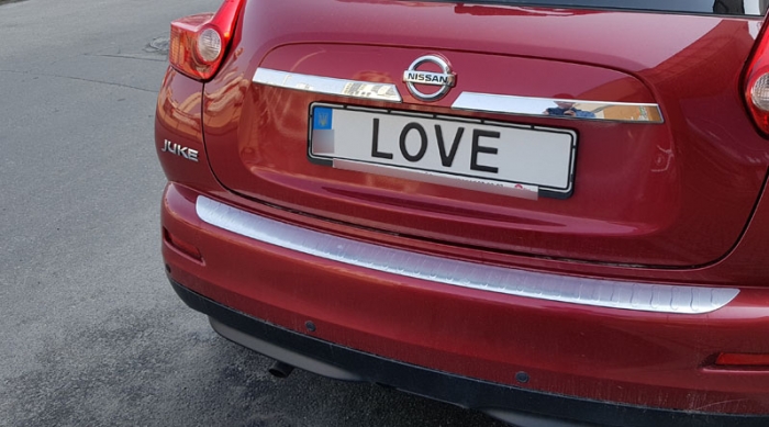 Автівки з "любовними" номерами привільно почувають себе на вулицях міста Ужгорода