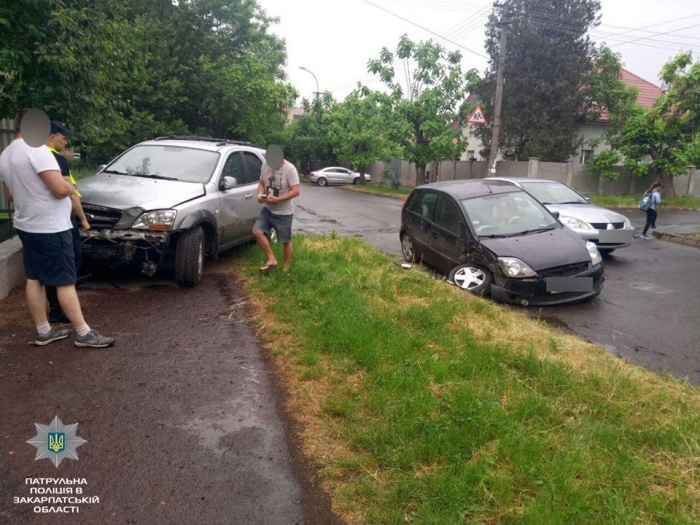 Автівки зійшлися лоб у лоб на вулиці Джамбула в Ужгороді
