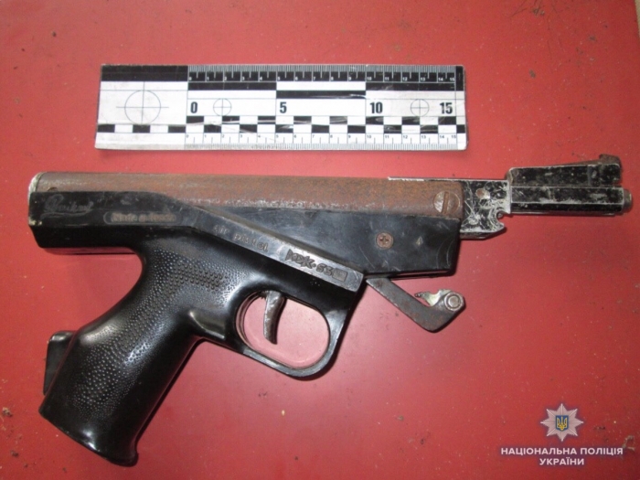 У жителя закарпатського Золотарево знайшли пістолет, набої та штик-ніж