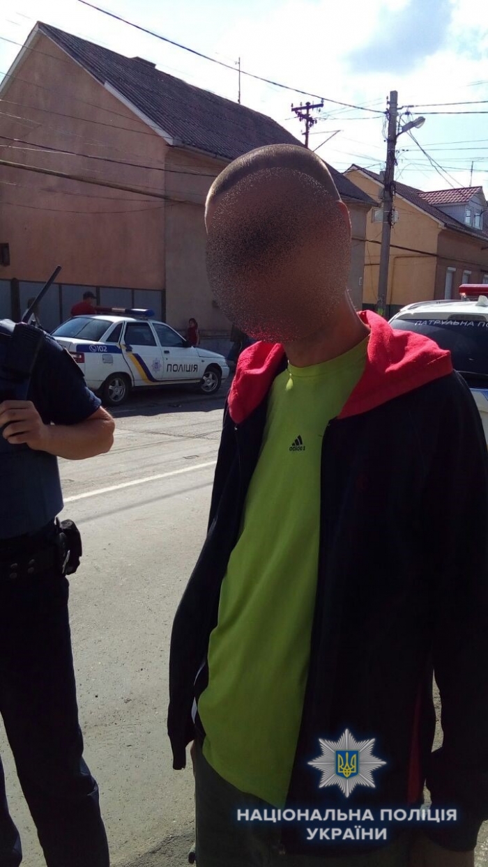 В Мукачеві поліція вже не вперше зупиняє перехожих із наркоподарунками в кишенях