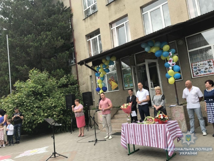 На свято останнього дзвоника в Ужгородську спецшколу-інтернат полісмени завітали не з порожніми руками