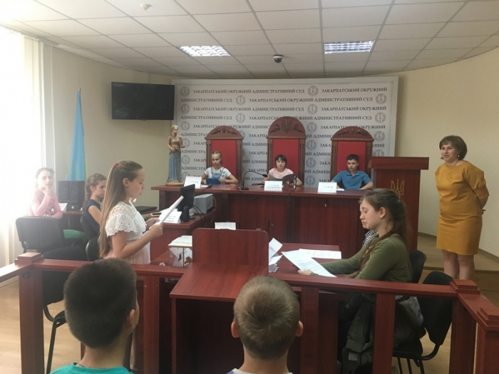 Ужгородські п’ятикласники відвідали суд — вперше у своєму житті