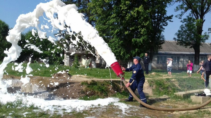 Для школярів на Свалявщині рятувальники влаштували тест-драйв пожежно-рятувального обладнання