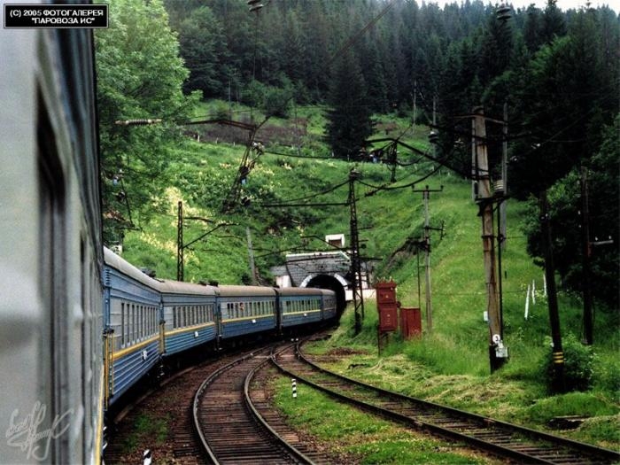 Низка потягів змінюють маршрут, деякі не курсуватимуть через колійні роботи в Бескидському тунелі