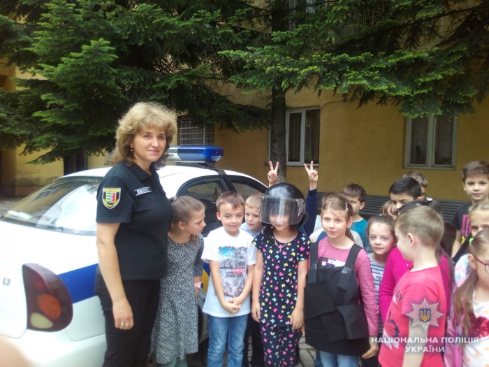 До поліції – на екскурсію: Іршавські поліцейські розповідають про свою роботу дітям