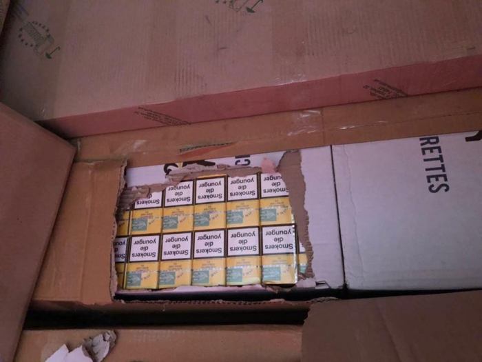 Підрахували: закарпатські митники виявили в меблях 135 500 пачок цигарок