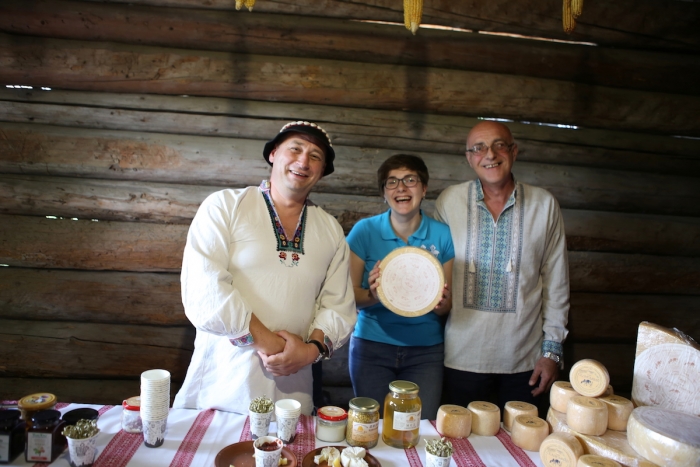 У 200-річній колибі в ужгородському Скансені презентували новий сир "Менчул" від Селиської сироварні