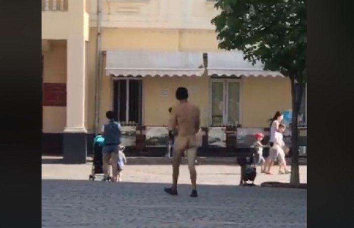 "Нудистський перформанс" у Мукачеві: центром міста гуляє повністю голий чоловік