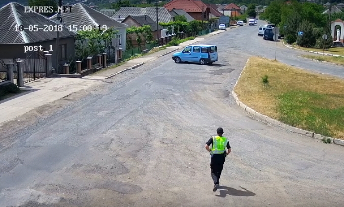 Конфуз на Виноградівщині: автомобіль без водія в'їхав у приватний двір