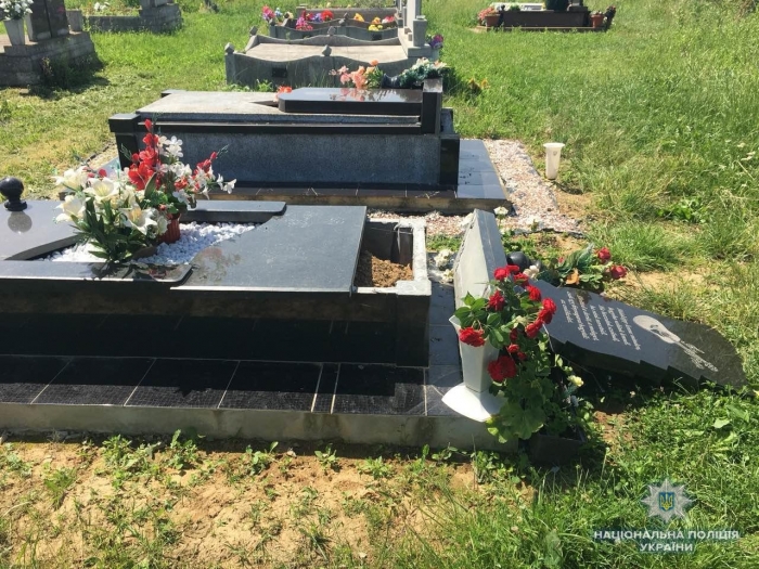 На Мукачівщині чоловік пошкодив 23 пам’ятники на кладовищі