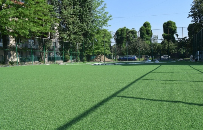 У двох школах Ужгорода будуть футбольні міні-поля зі штучним покриттям