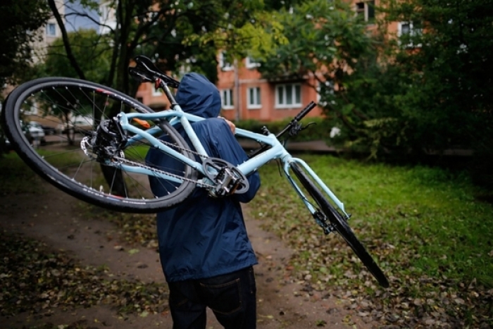 Мешканець Мукачівщини позбавив жінку велосипеда, поки та скуповувалась в магазині