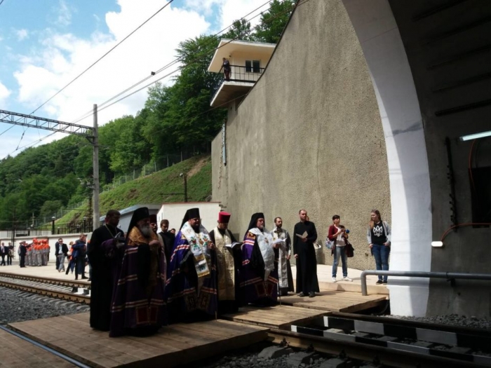 Можна їхати: Бескидський тунель на Закарпатті освятили владики трьох конфесій
