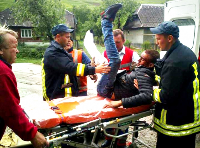 Несли на руках: на Закарпатті хлопець випав з потяга в районі гірського села