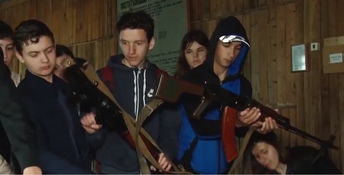 Відстріляли: школярі на Закарпатті вперше потримали в руках зброю
