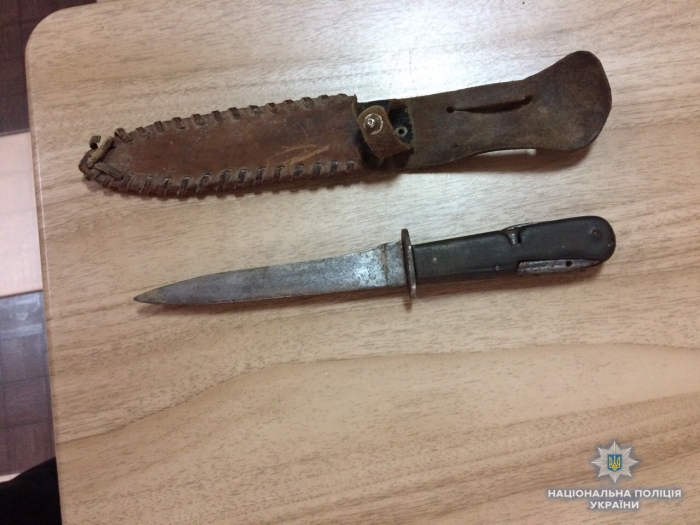 У нетверезого чоловіка, який чіплявся до перехожих у центрі Рахова, поліція виявила штик-ніж