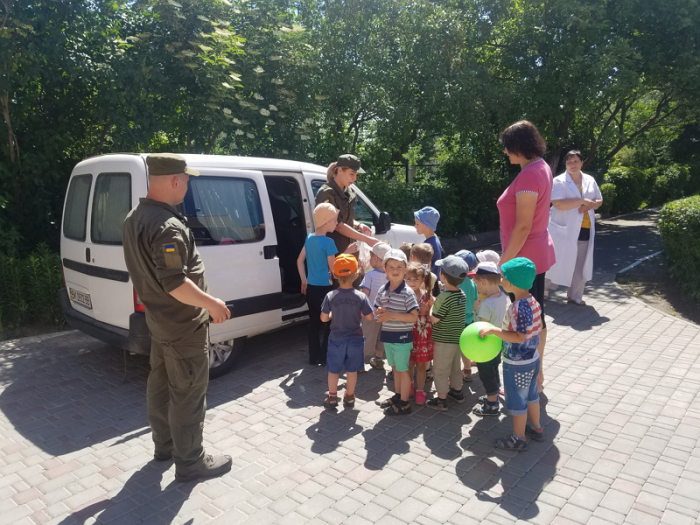 Нацгвардійці відвідали особливих дітей в Ужгороді