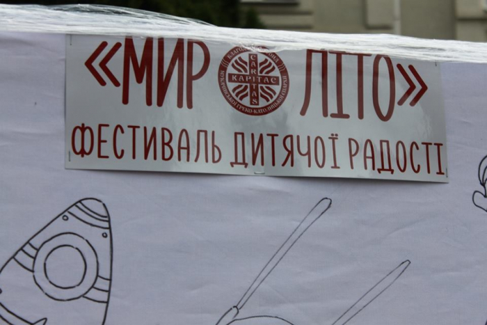 Сотню екологічних торбинок задекорували "Щасливі діти" в Ужгороді