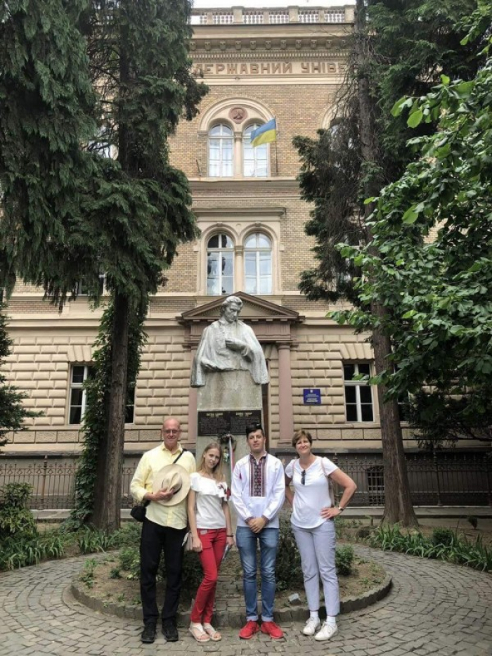 Екскурсію Ужгородом для заокеанських гостей влаштували студенти туризмознавці