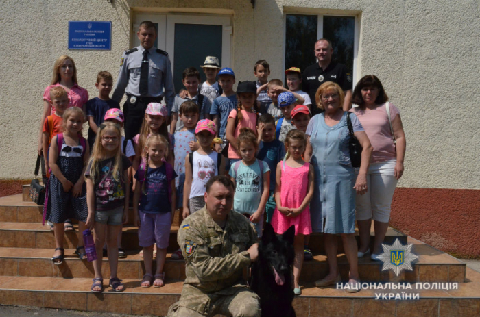 Для дітей літнього пришкільного табору в Ужгороді провели екскурсію в Кінологічному центрі поліції Закарпаття