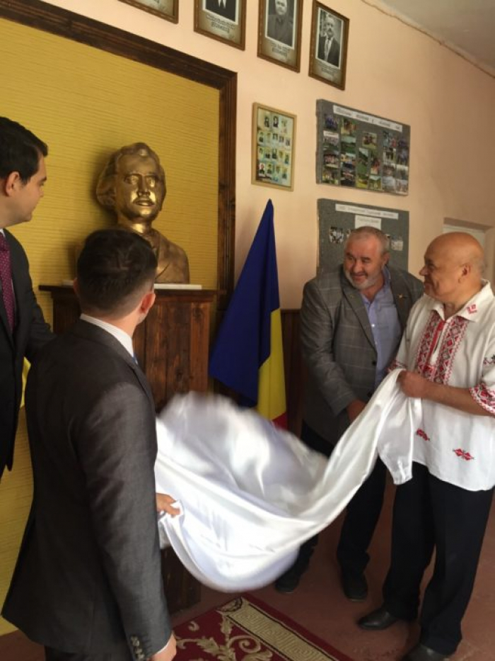 На Рахівщині в румунськомовній школі відкрили бюст видатному поету Міхаю Емінеску