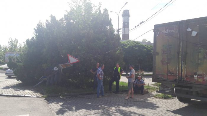Ужгородський світлофор впав після "зіткнення" з вантажівкою