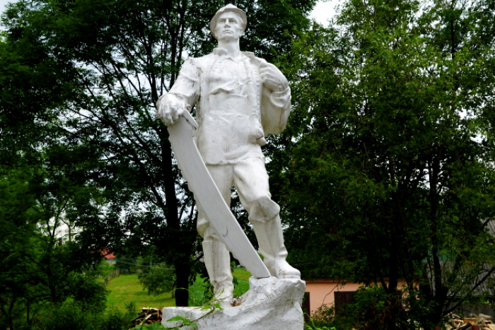 Пам'ятник праці лісорубів встановлений на Ужгородщині