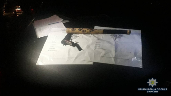 Пістолет і бейсбольну биту знайшла поліція в іномарці жителя Сваляви
