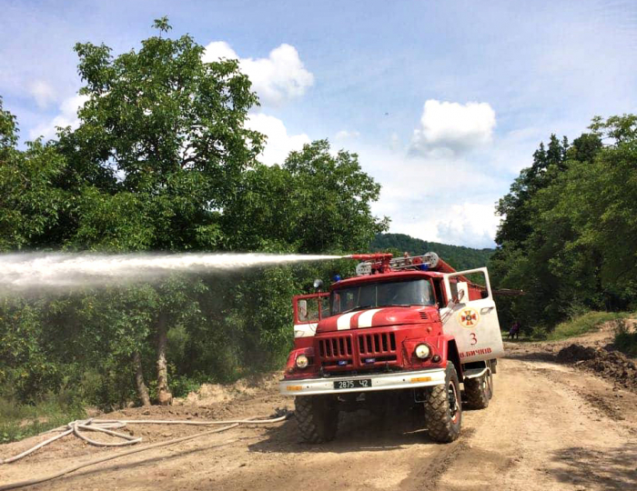На Закарпатті лісоохоронці разом із пожежниками вчилися гасити вогонь у гірському лісі