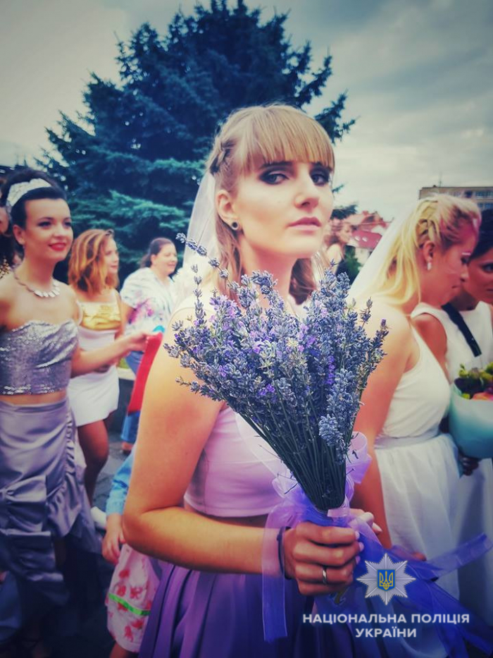 Окрасою Закарпатського параду наречених в Ужгороді стали поліцейські музики